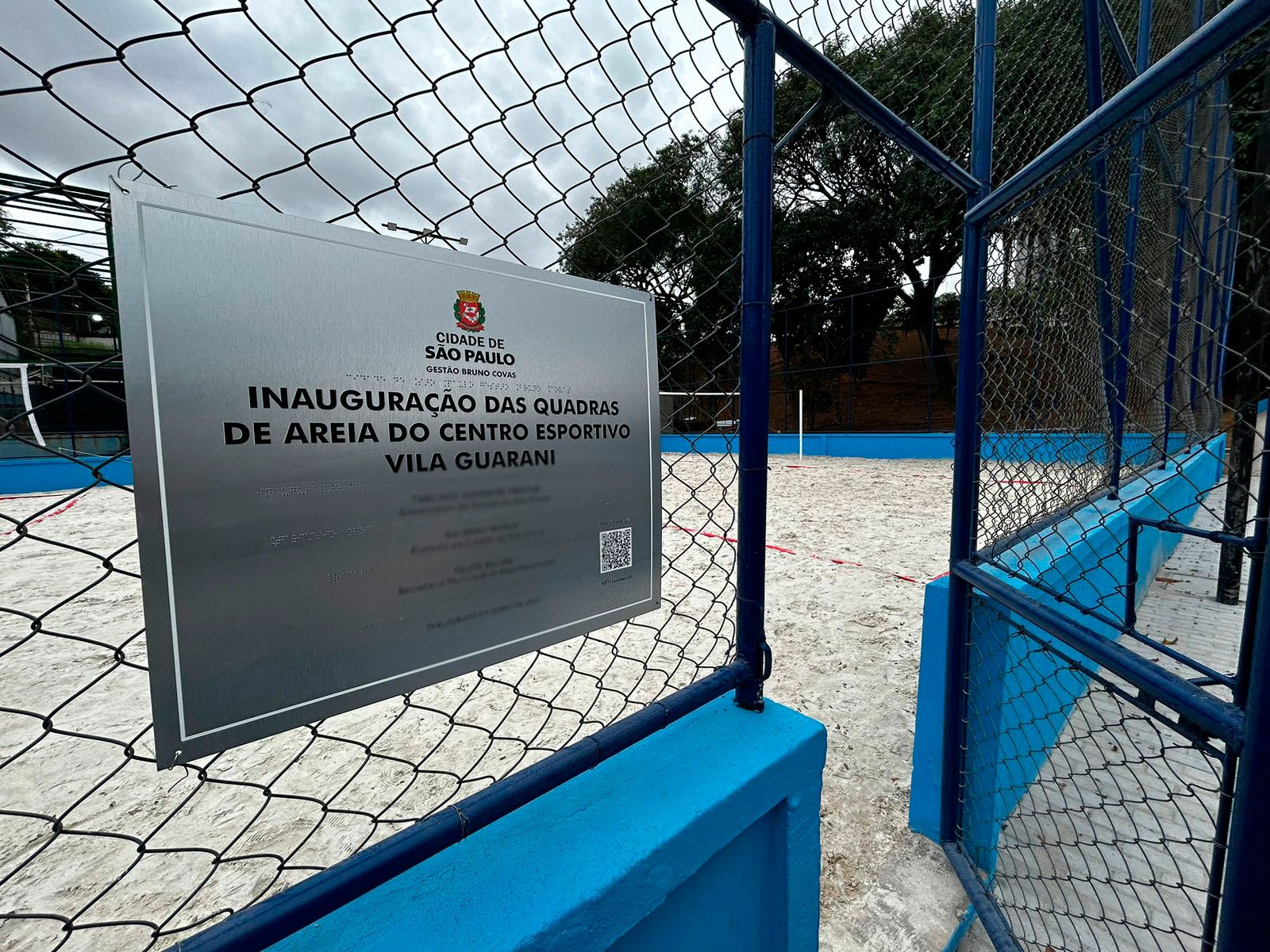 Na imagem, placa da nova quadra de areia do Centro Esportivo Vila Guarani.